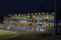 Haupttribüne des Bruno-Plache-Stadions in Leipzig bei Flutlicht