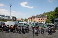 Fans des 1. FC Lok Leipzig erreichen das Stadion an der Gellertstraße