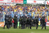 Die polizeilichen Einsatzkräfte beziehen Stellung vor den Lok-Fans