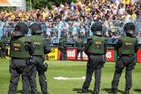 Massive Polizeipräsenz auf dem Rasen des Stadion an der Gellertstraße in Chemnitz
