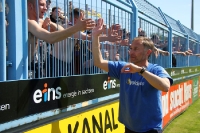 Fans des 1. FC Lok Leipzig feiern mit Trainer Willi Kronhardt