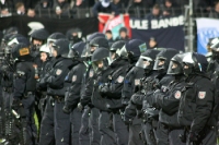 Polizei auf dem Spielfeld vor dem Magdeburger Block