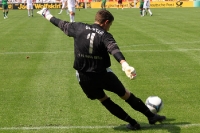 Torhüter Jan Glinker bei einem Abstoß (gegen den SV Werder Bremen)