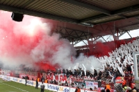 weißer und roter Rauch im Block von Fortuna Düsseldorf