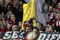 Union-Fans zeigen ein Braunschweig-Shirt
