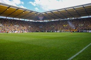 Alemannia Aachen Fans am Spielfeldrand vor Aufstieg Platzsturm 27.04.2024