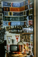 diverse Fußballschals an der Wand