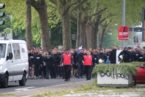 Bielefeld Fans auf dem Weg zum Ruhrstadion Mai 2017