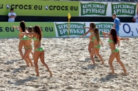 Hübsche Tänzerinnen als Programm bei der Euro Beach Soccer League 2011, Berlin