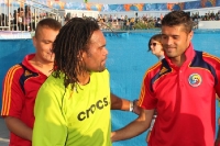 Christian Karembeu mit rumänischen Nationalspielern beim Beach Soccer in Berlin