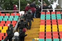 Die Polizei im Gästeblock nach der DFB-Pokal-Partie BFC Dynamo - FCK