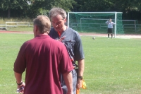 Intensiver Dialog zwischen Linienrichter und dem Trainer des BFC Dynamo
