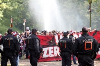 Vorbei am Brunnen: Fan-Marsch des BFC Dynamo in Fürstenwalde