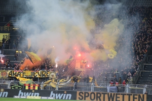 Borussia Dortmund U23 Ultras zünden Pyro