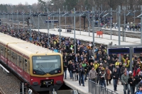 Auswärtsspiel bei Hertha BSC, tausende Fans von Borussia Dortmund auf dem Weg zum Olympiastadion
