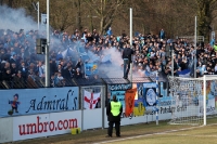 Es brennt und qualmt im Gästeblock des Karli. Chemnitzer Fans / Ultras zünden Pyrotechnik.