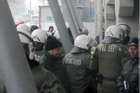 Polizei zeigt am Chemnitzer Block in Halle Präsenz