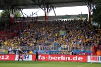 Anhänger von Eintracht Braunschweig im Gästeblock der Alten Försterei