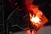 Braunschweiger Fans verbrennen Banner von Hannover 96