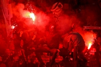Eintracht Fans zünden Pyrotechnik in Berlin