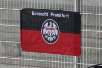 Fahne von Eintracht Frankfurt am leeren Gästeblock bei Union Berlin
