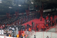 Der Gästebereich wird von den Frankfurter Ultras / Fans friedlich (!) geentert