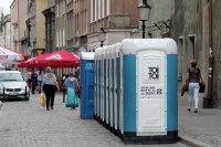 perfekte Organisation in Poznan: Aufgestellte Toiletten in allen Nebenstraßen