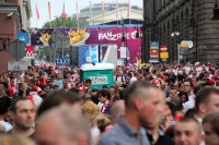 polnische Fußballfans auf dem Weg zur Fanmeile in Poznan
