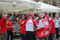 spanische und polnische Fußballfans spielen in Poznan Fußball