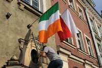 in der Altstadt von Poznan werden die Flaggen gehisst