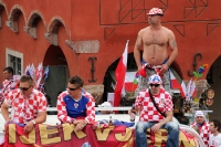 Muskulöse kroatische Männer am Start