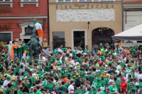 Tausende irische Fans auf dem Alten Markt von Poznan (Posen)