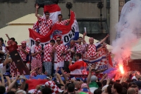 Kroatische Fans zünden Bengalos auf dem Stary Rynek