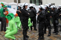 Irische Fans im Ganzkörperkondom und polnische Polizei