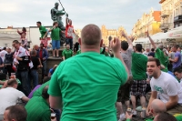 irische Fußballfans feiern auf dem alten Markt von Poznan eine große Party