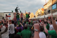 grün-weiße Party in der Altstadt von Poznan - Irland zu Gast in Polen