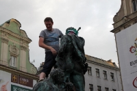 Fan-Volkssport zur EM 2012 in Poznan: Erklimmen des Brunnens