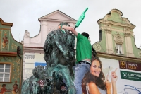 Fan-Volkssport zur EM 2012 in Poznan: Erklimmen des Brunnens