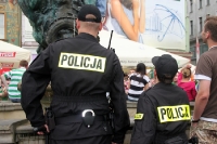 polnische Polizisten werfen in Poznan einen Blick auf den Brunnen