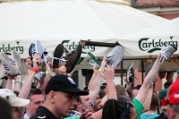 Schuhe hoch! Irische Fußballfans zu Gast in Poznan, EM 2012