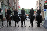 Reiterstaffel der polnischen Polizei in einer Nebenstraße von Poznan