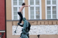 ein Kroate erklimmt den Brunnen auf dem Alten Markt in Poznan