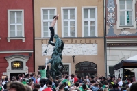 ein Kroate erklimmt den Brunnen auf dem Alten Markt in Poznan