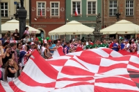 Riesige kroatische Blockfahne auf dem Stary Rynek von Poznan