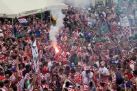 EM 2012: Kroatische Fans zünden Pyrotechnik auf dem Marktplatz von Poznan