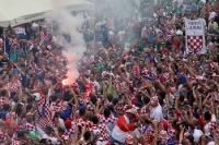 EM 2012: Kroatische Fans zünden Pyrotechnik auf dem Marktplatz von Poznan
