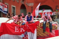 Kroatische Fans feiern in der Altstadt von Poznan