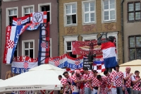 Kroatische Fans feiern in der Altstadt von Poznan