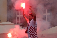 EM 2012: kroatische Fußballfans zünden in Poznan bengalische Fackeln