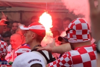 EM 2012: kroatische Fußballfans zünden in Poznan bengalische Fackeln